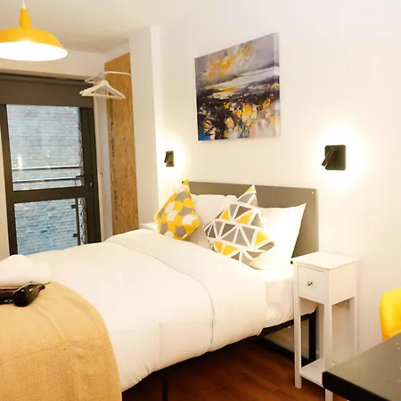 ホームステイ New Luxury In The Heart Of Next To Shops, Cafes, Bars & Metro With Shared Bathrooms ロンドン