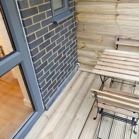 New Luxury In The Heart Of Next To Shops, Cafes, Bars & Metro With Shared Bathrooms ホームステイ