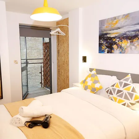 New Luxury In The Heart Of Next To Shops, Cafes, Bars & Metro With Shared Bathrooms *