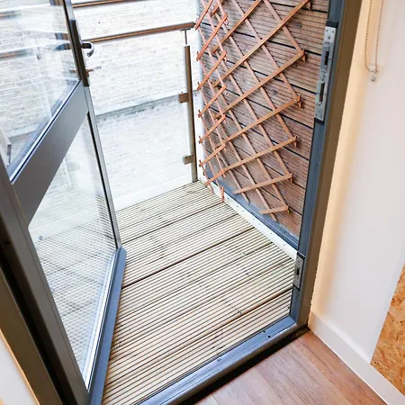 New Luxury In The Heart Of Next To Shops, Cafes, Bars & Metro With Shared Bathrooms