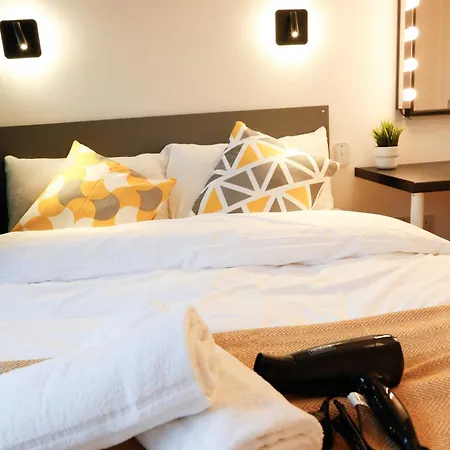 New Luxury In The Heart Of Next To Shops, Cafes, Bars & Metro With Shared Bathrooms ホームステイ ロンドン