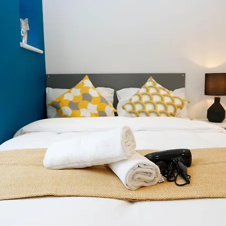 New Luxury In The Heart Of Next To Shops, Cafes, Bars & Metro With Shared Bathrooms * ロンドン