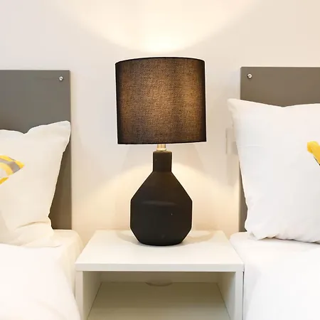 New Luxury In The Heart Of Next To Shops, Cafes, Bars & Metro With Shared Bathrooms ホームステイ