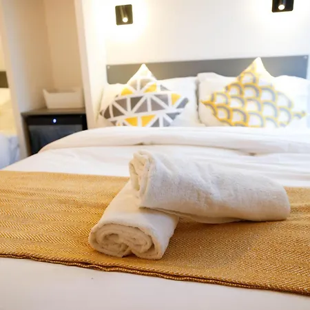 ホームステイ New Luxury In The Heart Of Next To Shops, Cafes, Bars & Metro With Shared Bathrooms