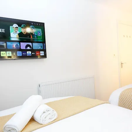 New Luxury In The Heart Of Next To Shops, Cafes, Bars & Metro With Shared Bathrooms ホームステイ *