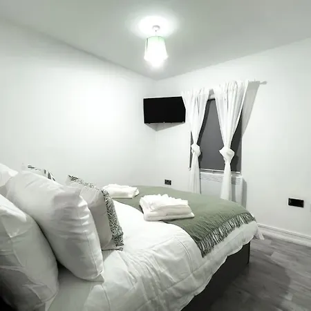 With Bathroom And Kitchen 20 Minutes From Apartment