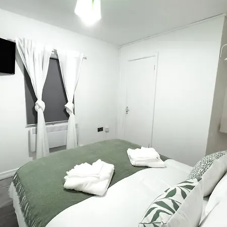 Apartment With Bathroom And Kitchen 20 Minutes From London
