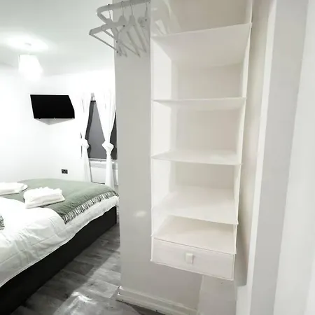 With Bathroom And Kitchen 20 Minutes From London