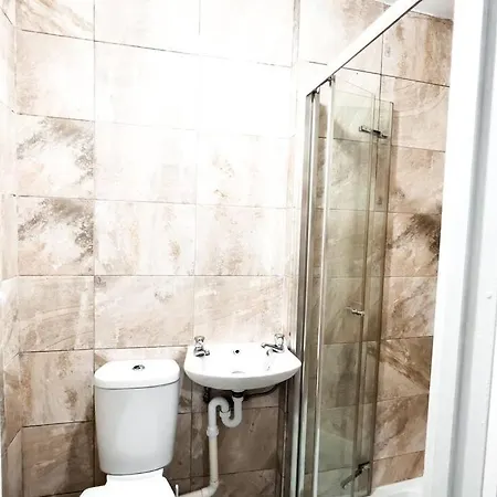 With Bathroom And Kitchen 20 Minutes From Apartment *