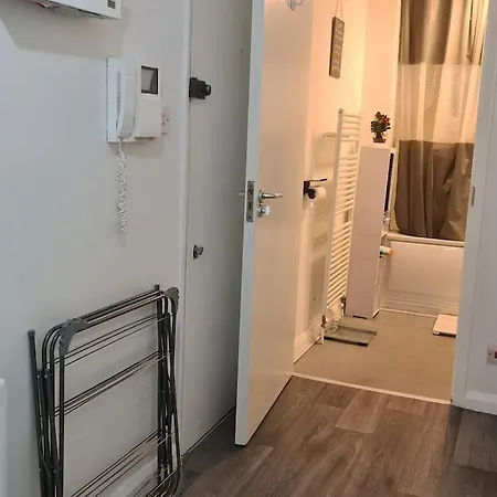 Stylish Kingsize Bed 1 Stop From Wembley Stadium