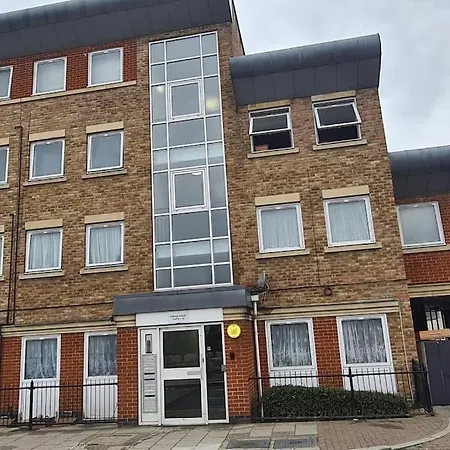 Stylish Kingsize Bed 1 Stop From Wembley Stadium *