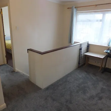 Many Worlds Meet: Spacious Family Near Wimbledon & London Croydon