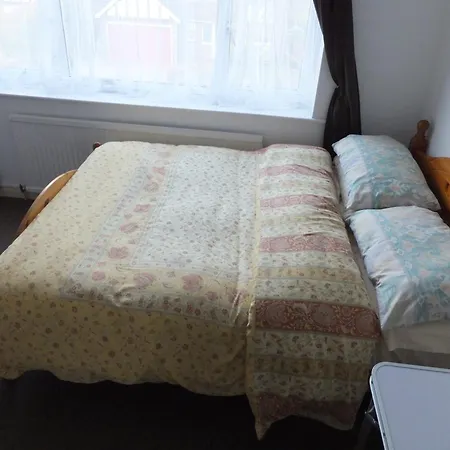 Many Worlds Meet: Spacious Family Near Wimbledon & London Homestay