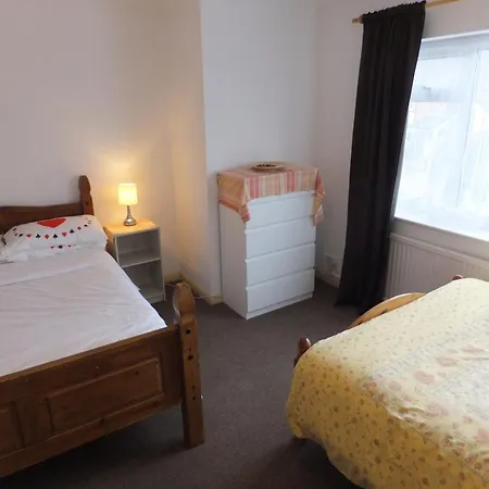 Many Worlds Meet: Spacious Family Near Wimbledon & London Homestay *