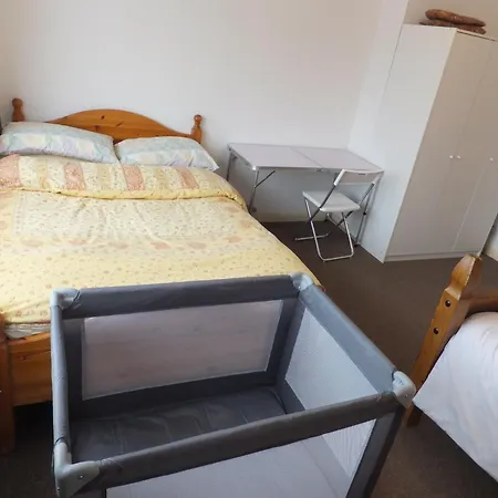 Many Worlds Meet: Spacious Family Near Wimbledon & London Croydon