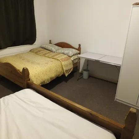 Homestay Many Worlds Meet: Spacious Family Near Wimbledon & London
