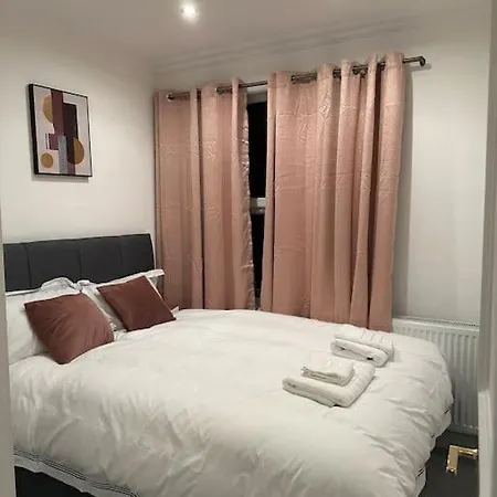 Entire Flat In Kensington Apartment London