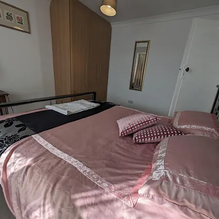 Cosy Relaxing 4 Bed With 2 Parking Space Apartment Hatch End