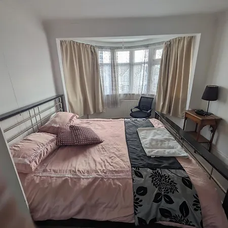 Cosy Relaxing 4 Bed With 2 Parking Space *
