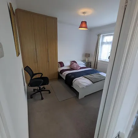 Cosy Relaxing 4 Bed With 2 Parking Space Apartment Hatch End