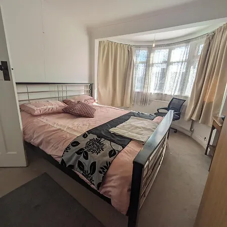 Cosy Relaxing 4 Bed With 2 Parking Space Hatch End