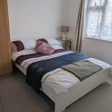 Cosy Relaxing 4 Bed With 2 Parking Space *