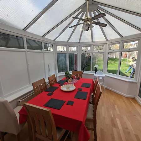 Cosy Relaxing 4 Bed With 2 Parking Space Apartment *