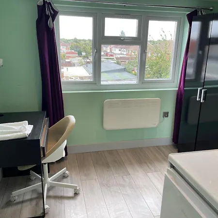 Letzi Premium Cozy Retreat Private En-suite Rooms, Heathrow Airport Hayes (Greater London)