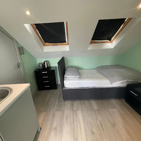 Letzi Premium Cozy Retreat Private En-suite Rooms, Heathrow Airport Hayes (Greater London)