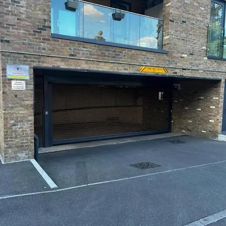 Idyllic Thames Riverside With Free Parking *