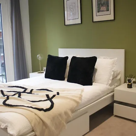 Luxury 2 Bed Vauxhall, Balcony, Sleeps 4, - Open For Business Stays, Long Stays, Families Relocating