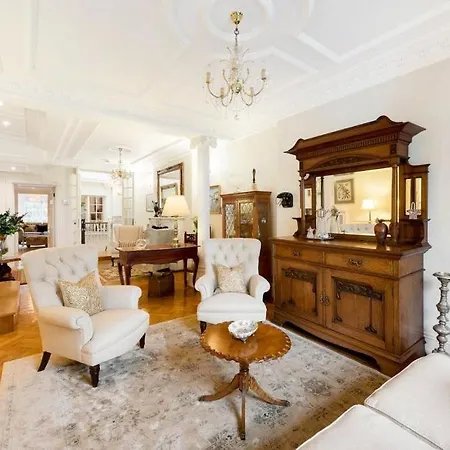 Royal Regency - Sleeps 8 Apartment