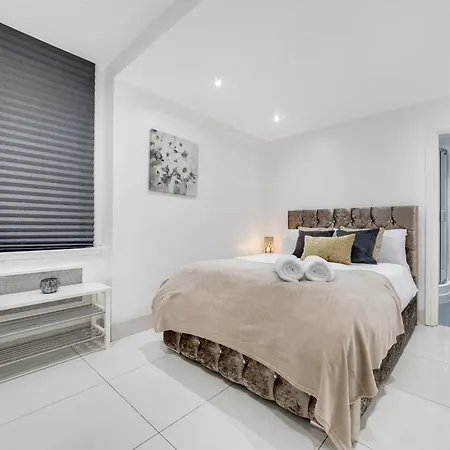 2bd Flat Opp Harrods - Sleeps 5 *
