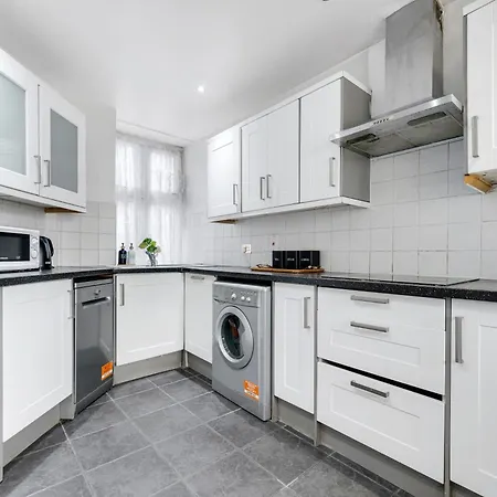 2bd Flat Opp Harrods - Sleeps 5 *