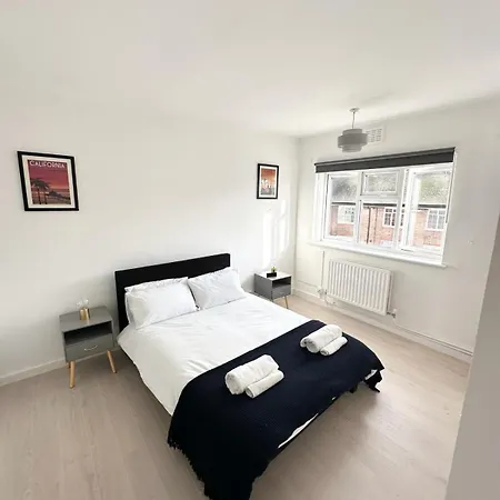 2 Bed Near Nine Elms Station Apartment
