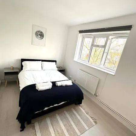 2 Bed Near Nine Elms Station Apartment *