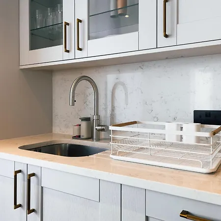 Luxe Penthouse Retreat: With Free Parking! * Brentford