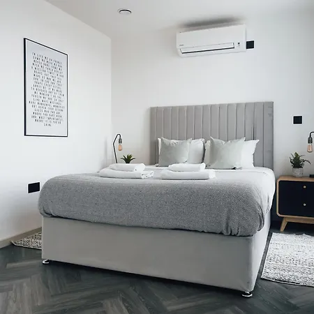 Apartment Luxe Penthouse Retreat: With Free Parking!