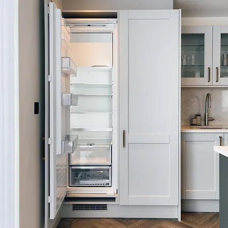 Luxe Penthouse Retreat: With Free Parking! Apartment