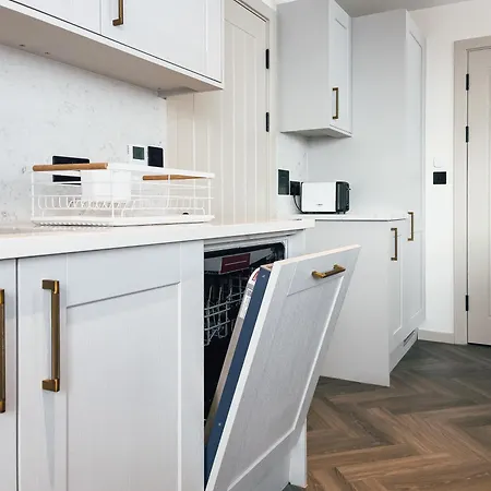 Luxe Penthouse Retreat: With Free Parking! Apartment Brentford