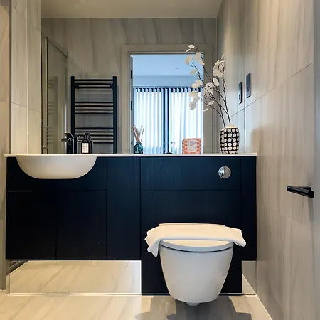 Luxe Penthouse Retreat: With Free Parking! Brentford