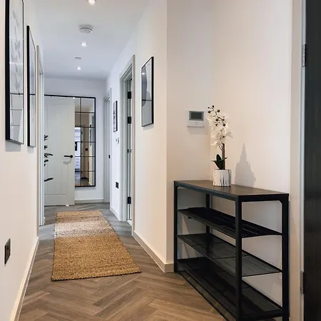 Luxe Penthouse Retreat: With Free Parking! Brentford