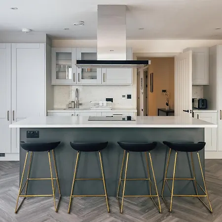 Luxe Penthouse Retreat: With Free Parking! Apartment