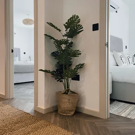 Luxe Penthouse Retreat: With Free Parking! *