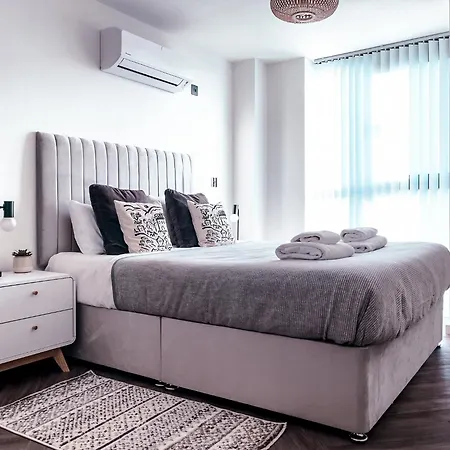 Luxe Penthouse Retreat: With Free Parking!
