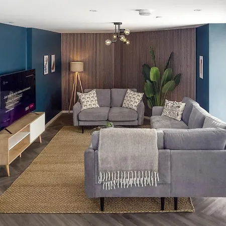 Luxe Penthouse Retreat: With Free Parking! Apartment