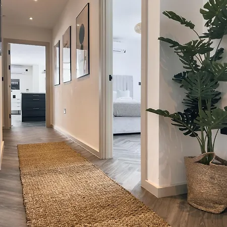 Luxe Penthouse Retreat: With Free Parking! Apartment *