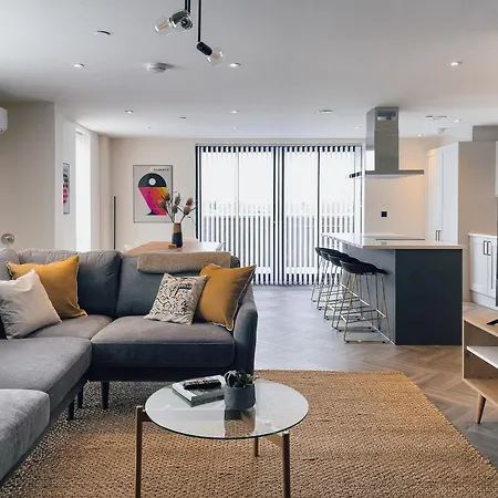 Luxe Penthouse Retreat: With Free Parking! Apartment