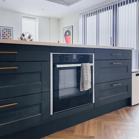 Apartment Luxe Penthouse Retreat: With Free Parking!