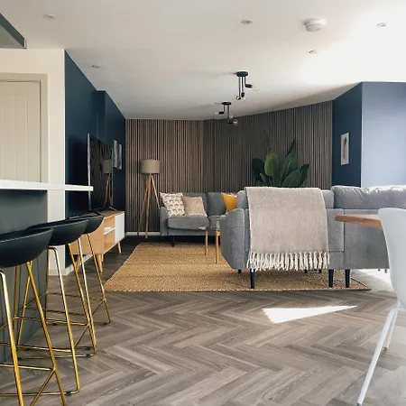 Apartment Luxe Penthouse Retreat: With Free Parking! *